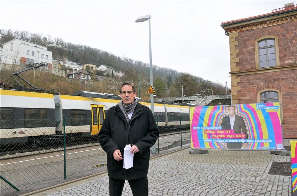 Der gerade am Nieferner Bahnhof haltende Abellio-Zug führt Erik Schweickert beim Wahlkampfauftakt zu seinem Kernthema „Mobilität“. Foto: Peche