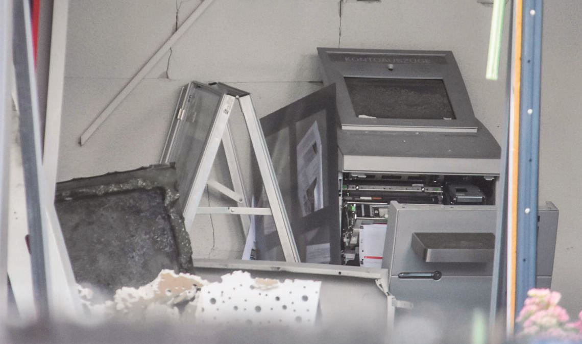 Der gesprengte Automat in Wiernsheim. Zeugen rufen die Polizei, die die Verfolgung des Tätertrios aufnimmt. Archivfoto: myro