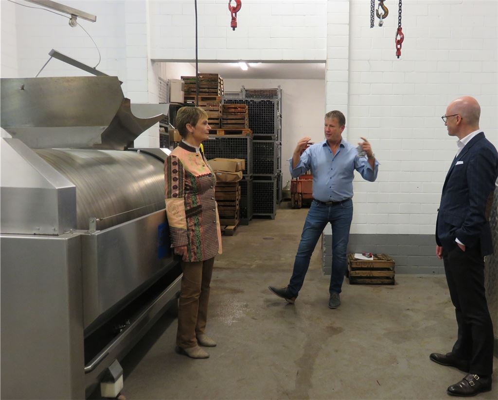 Der größte Teil der Trauben, die Frank Jaggy für seine Weine verarbeitet, wächst am Sauberg. Die Lese des Jahres 2020 ist inzwischen abgeschlossen. Wie es danach weitergeht, zeigt der Wengerter seinen Gästen Philippe A. Singer (re.) und Friedlinde Gurr-Hirsch unter anderem im Keller des Weinguts in Schönenberg.Fotos: Becker