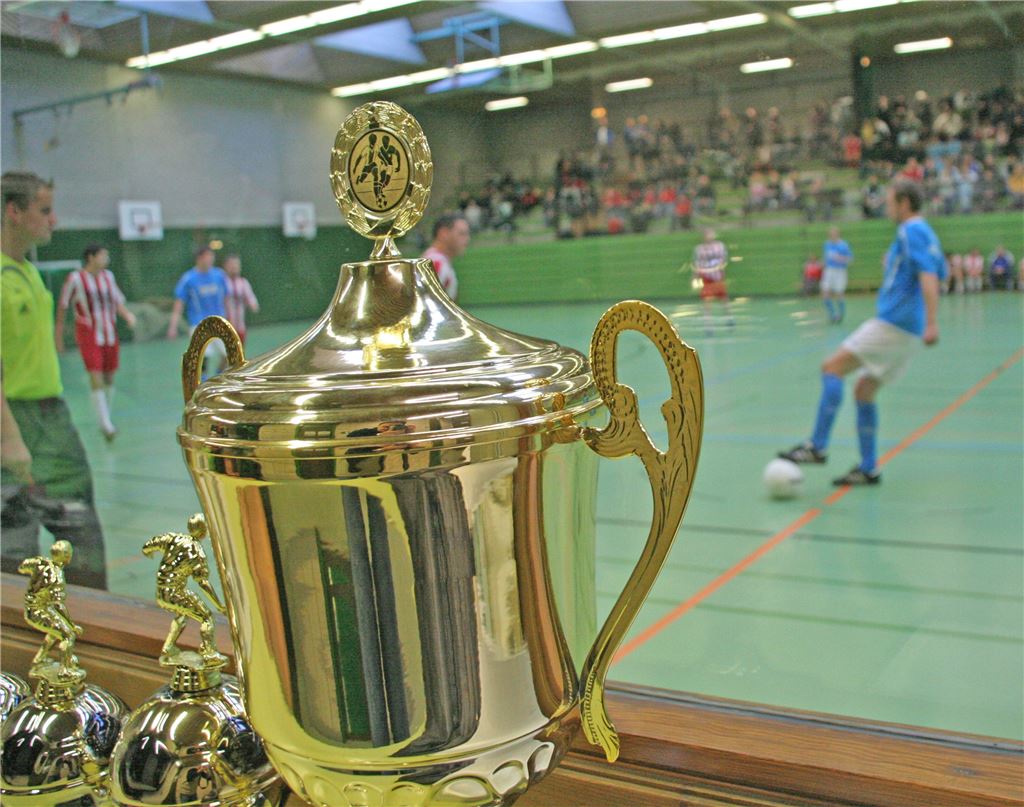 Der große Pott wartet auf einen neuen Besitzer. Es gibt gleich mehrere Mannschaften, die beim Mühlacker Stadtpokal in der Halle am Sonntag das Potenzial haben, vorne mitzumischen.  Archivfoto: Eigner