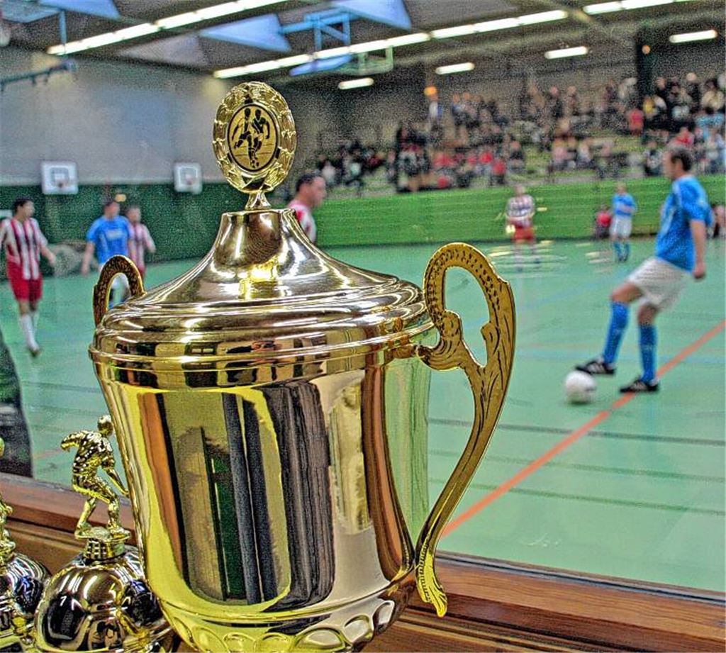 Der große Pott wartet auf einen neuen Besitzer. Oder wandert er doch zum dritten Mal in Folge ans Lomersheimer Wässerle?  Foto: Eigner