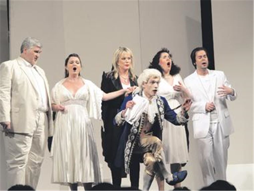 Der große Saal des Mühlehofs ist seit Jahren Aufführungsstätte von Theaterstücken mit fernsehbekannten Darstellern. Unser Bild zeigt eine Szene aus Mozartkugeln, in der Lisa Fitz (Mitte) als Theaterdirektorin versucht, den zurückgekehrten Star-Komponisten zu bändigen. Rund 450 Besucher sahen die Komödie im März dieses Jahres.
Archivfoto: Filitz

