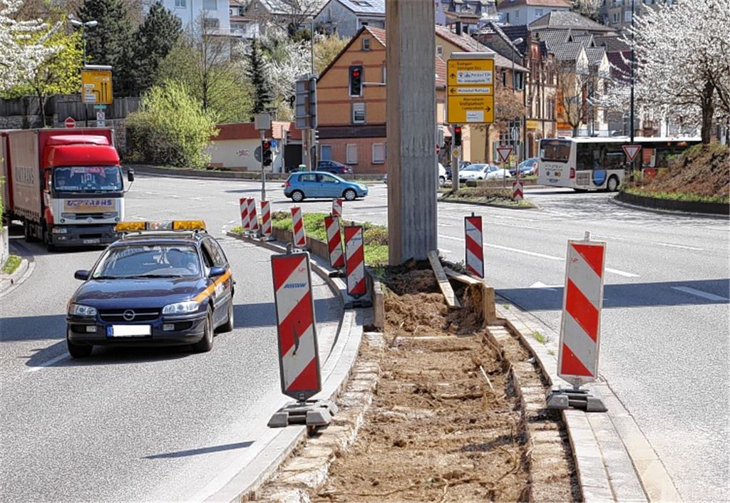Der grüne Mittelstreifen an der B10 beim Mühlehof wird umgestaltet. 