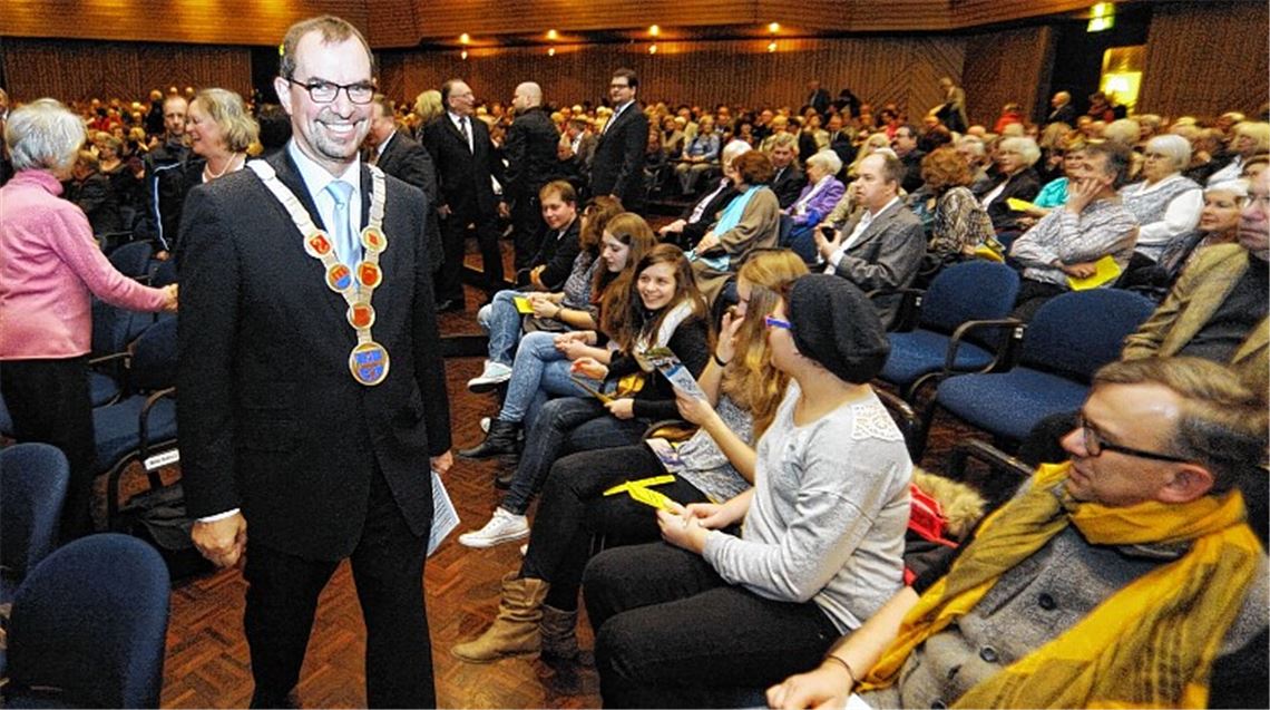 Der gut gelaunte Oberbürgermeister Frank Schneider begrüßt zahlreiche Gäste beim Neujahrsempfang der Stadt Mühlacker im Gottlob-Frick-Saal persönlich. Foto: Fotomoment