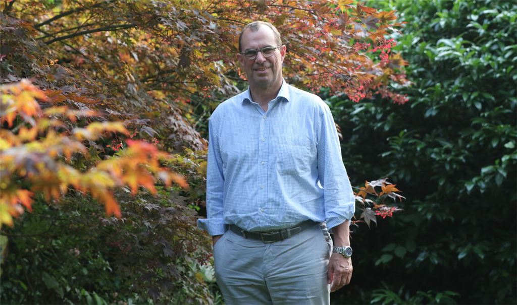 Der heimische Garten in der Kernstadt ist sein Rückzugsort: Oberbürgermeister Frank Schneider entspannt gerne bei der heimischen Gartenarbeit. Foto: Deeg