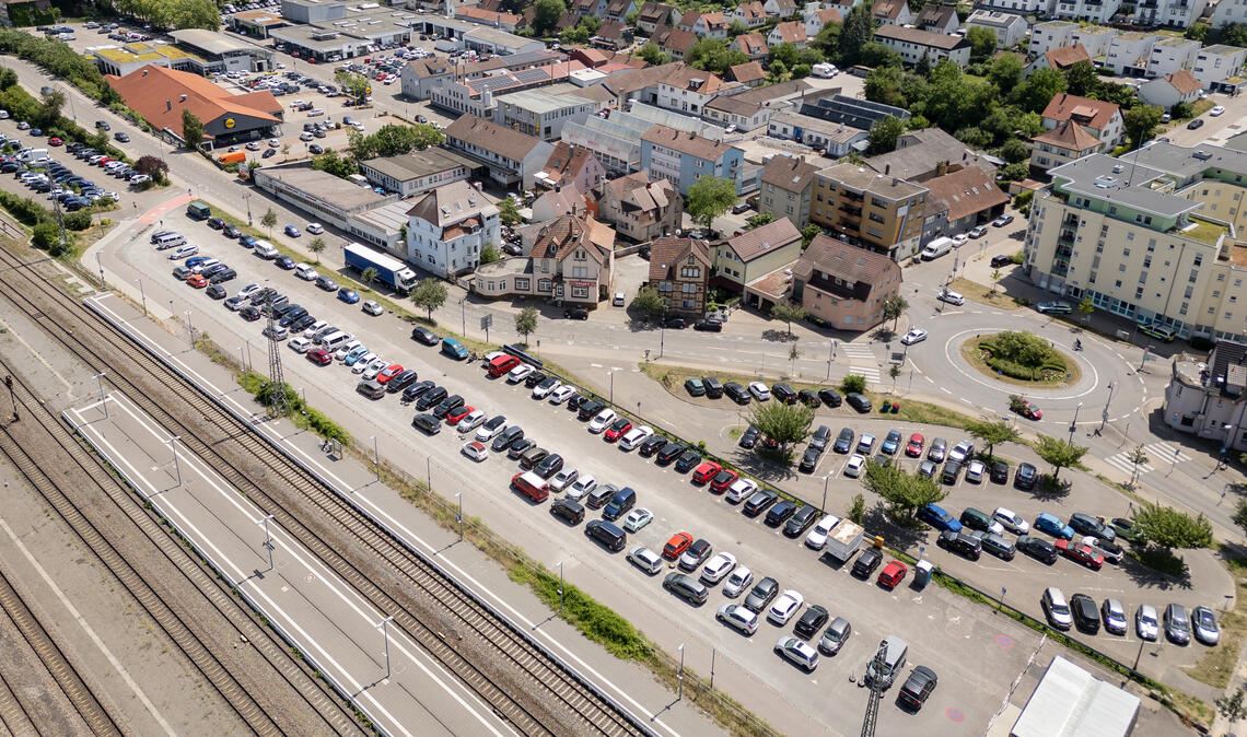 Heiliges Blech oder Platz für Geflüchtete? Der hohe Parkdruck am Lienzinger Tor wird noch zunehmen, wenn 80 Parkplätze einer Unterkunft für Geflüchtete weichen. Foto: Fotomoment