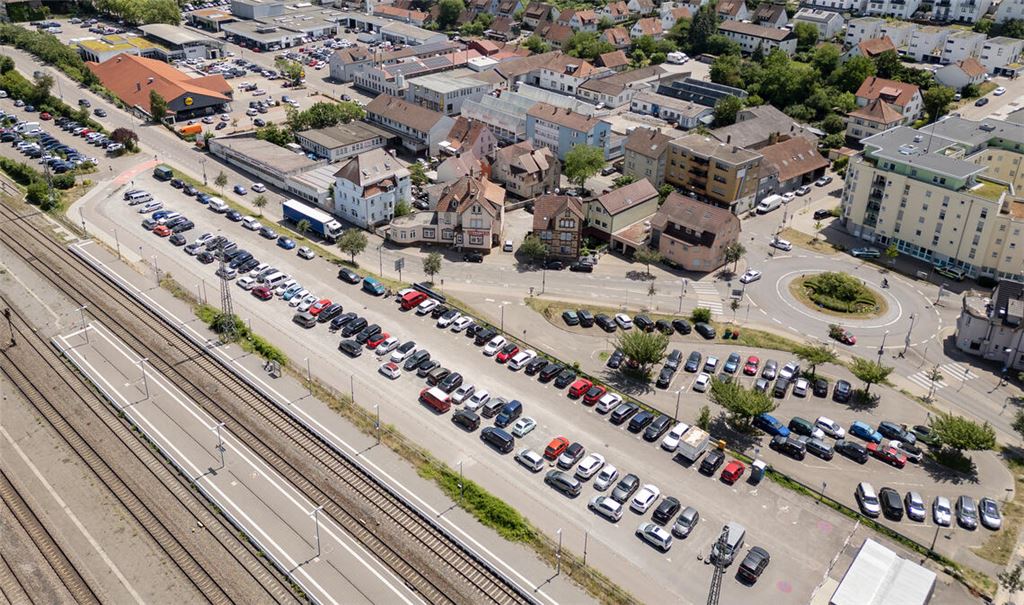 Der hohe Parkdruck am Lienzinger Tor wird noch zunehmen, wenn 80 Parkplätze einer Unterkunft für Geflüchtete weichen. Foto: Fotomoment