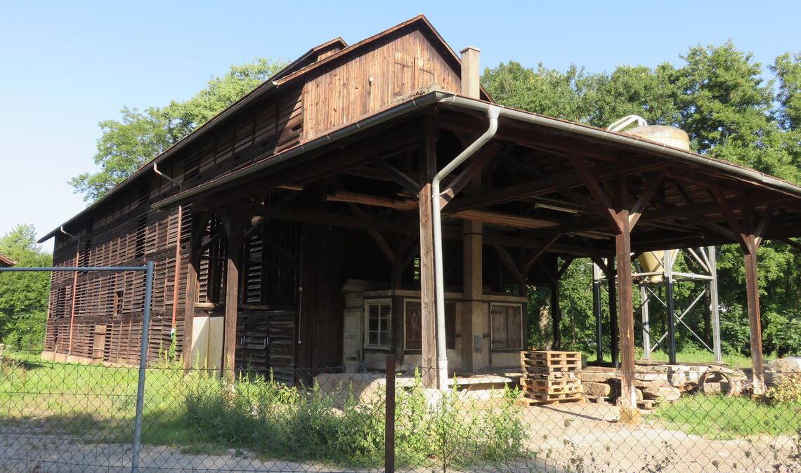 Der imposante Riese aus Holz hat als Tabaktrockenstätte längst ausgedient. Welche neue Nutzung bietet sich an? Dazu sollten Kaufinteressenten Ideen entwickeln. Foto: Becker
