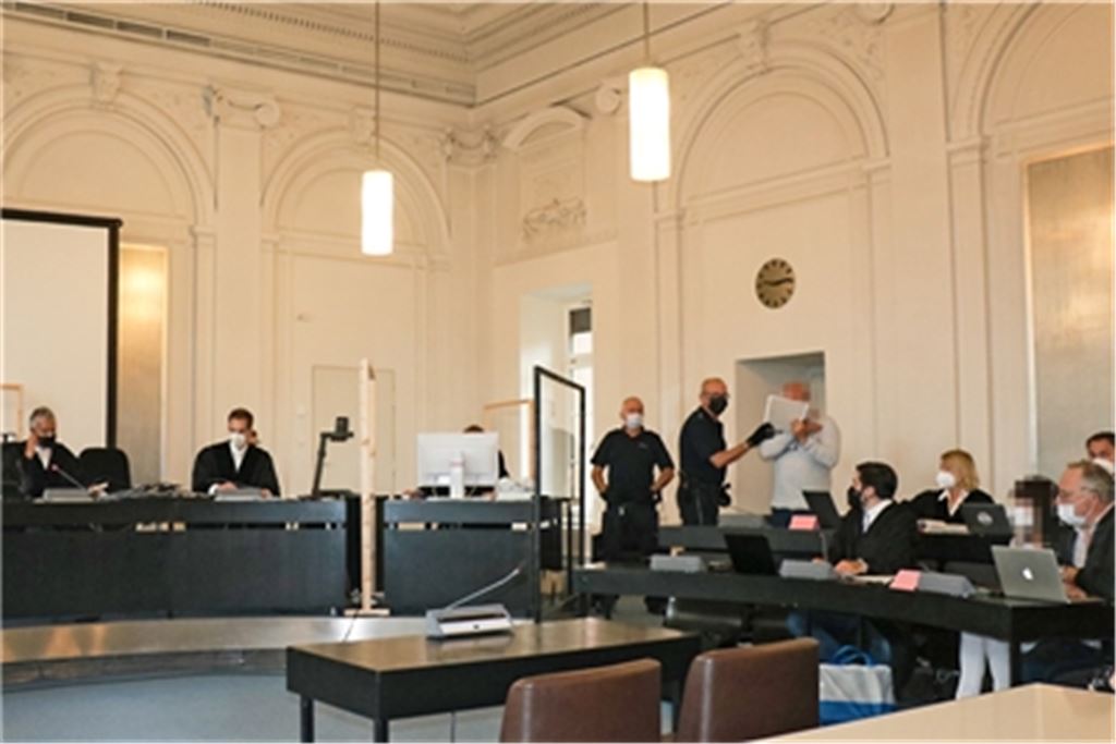 Der in Handschellen in den Gerichtssaal geführte Angeklagte aus Mühlacker verdeckt sein Gesicht. Foto: Wewoda