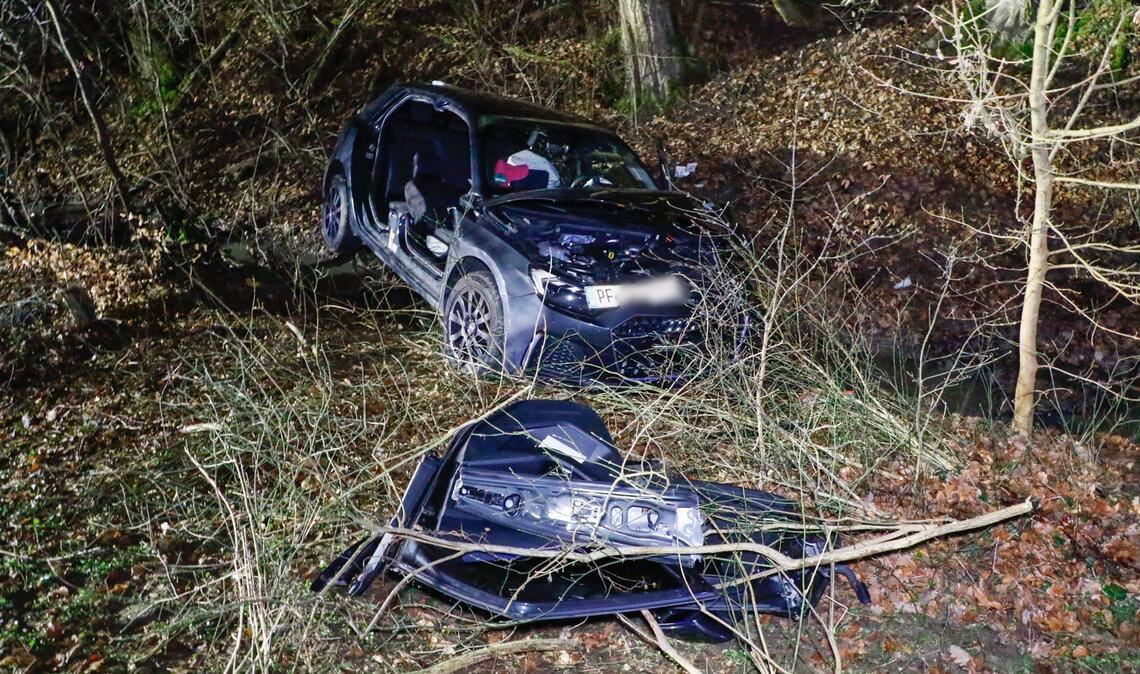 Der in den Wald geschleuderte Audi des Mannes, der schwere Verletzungen erleidet. Foto: ER24