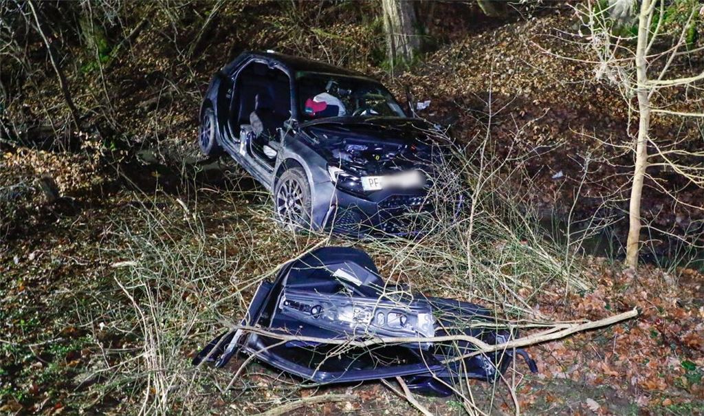 Der in den Wald geschleuderte Audi des Mannes, der schwere Verletzungen erleidet. Foto: ER24