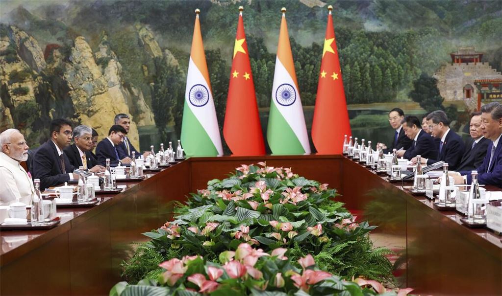Der indische Premierminister Narendra Modi (li.) und der chinesische Präsident Xi Jinping (re.) in Tianjin