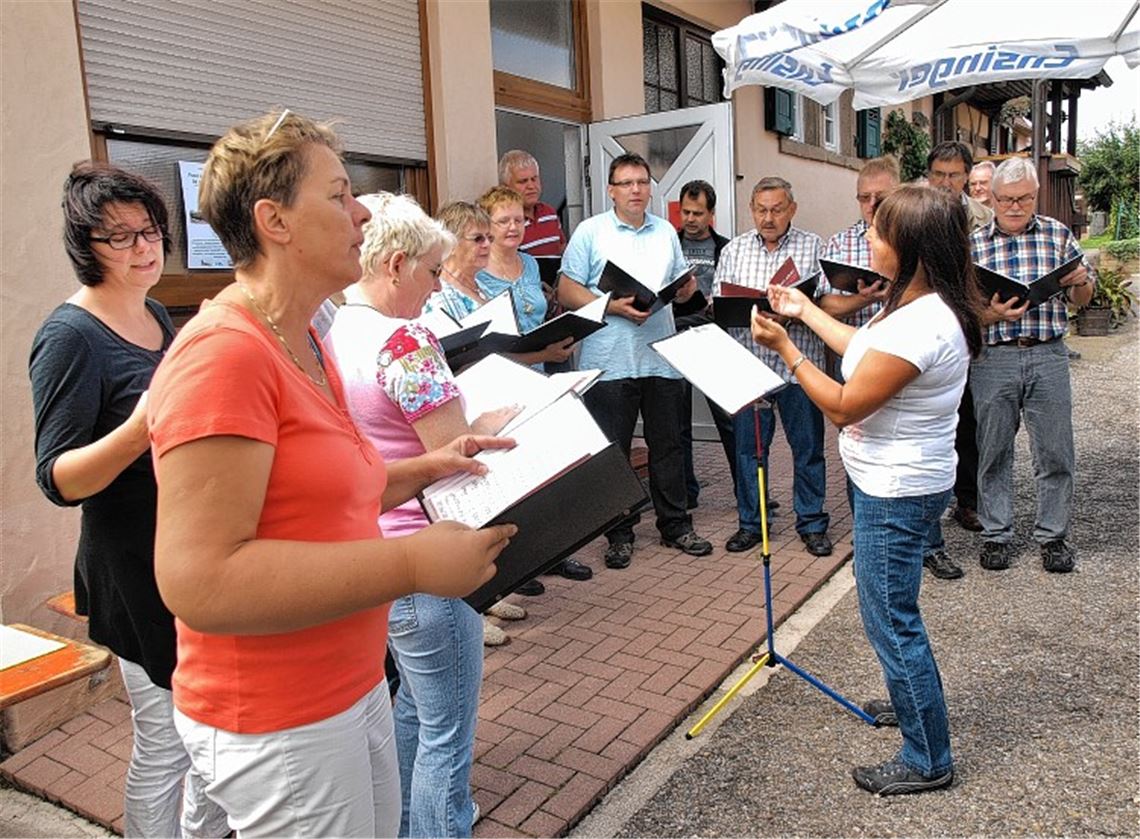 Der junge Chor Ton-Schmie.de unter der Leitung von Ursula Pfeil umrahmt die Hocketse.