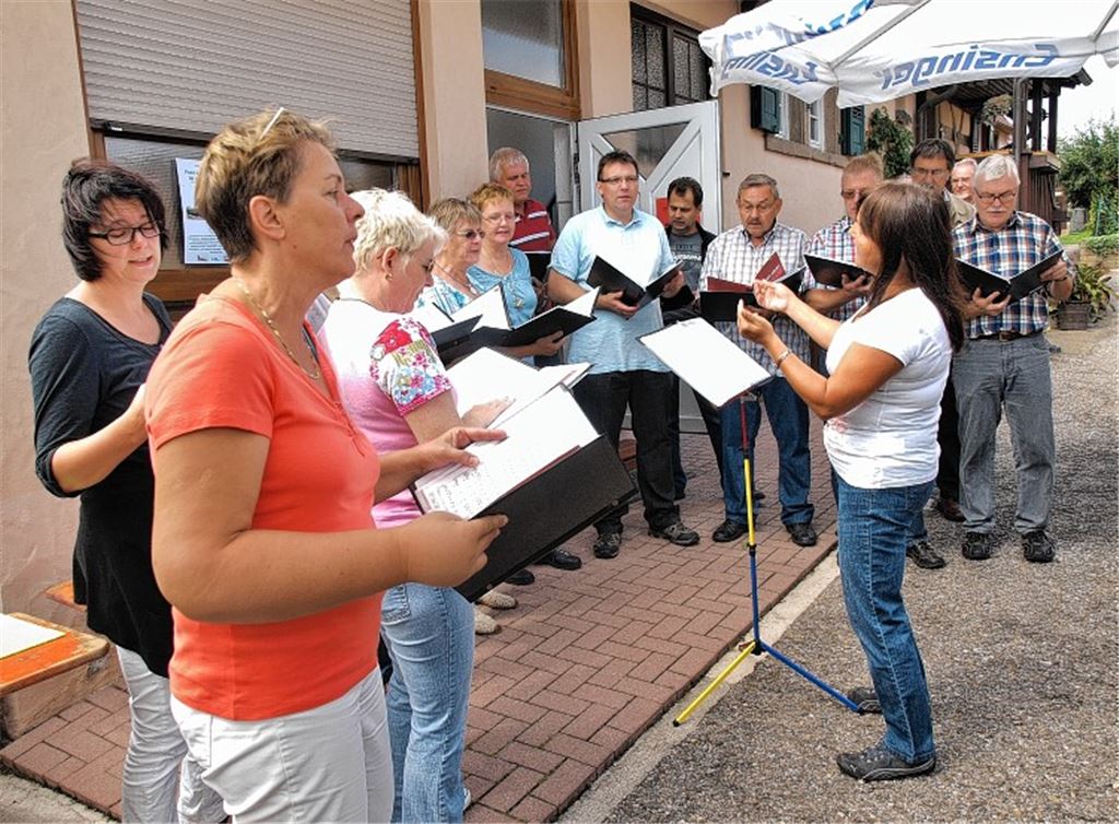 Der junge Chor Ton-Schmie.de unter der Leitung von Ursula Pfeil umrahmt die Hocketse.