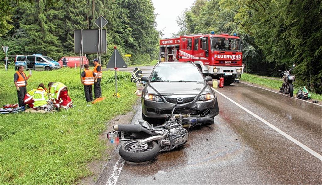 Der junge Fahrer eines Suzuki-Motorrads ist seinen schweren Verletzungen im Krankenhaus erlegen. Foto: Fix