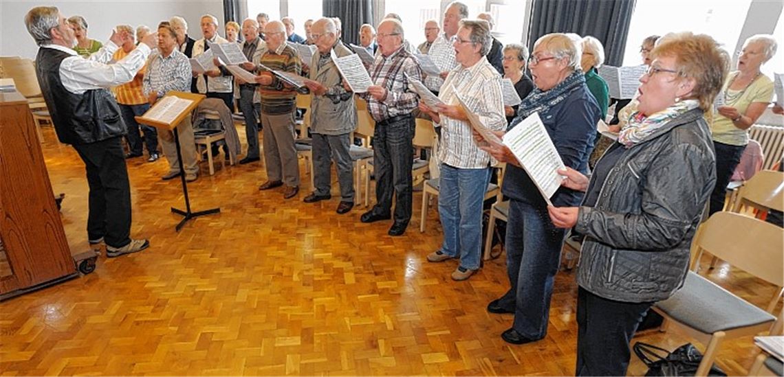 Der katholische Kirchenchor der Mühlacker Herz-Jesu-Kirche bei einer Probe unter Leitung von Dirigent Heinz H. Storn. Fotos: Fotomoment (1), Sadler (1), privat (2)