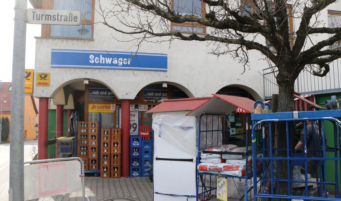 Der kleine Einkaufsmarkt an der Illinger Straße in Lomersheim gehört Beate und Berthold Schwager und hat geöffnet – daran soll sich vorerst auch nichts ändern. Fotos: Deeg
