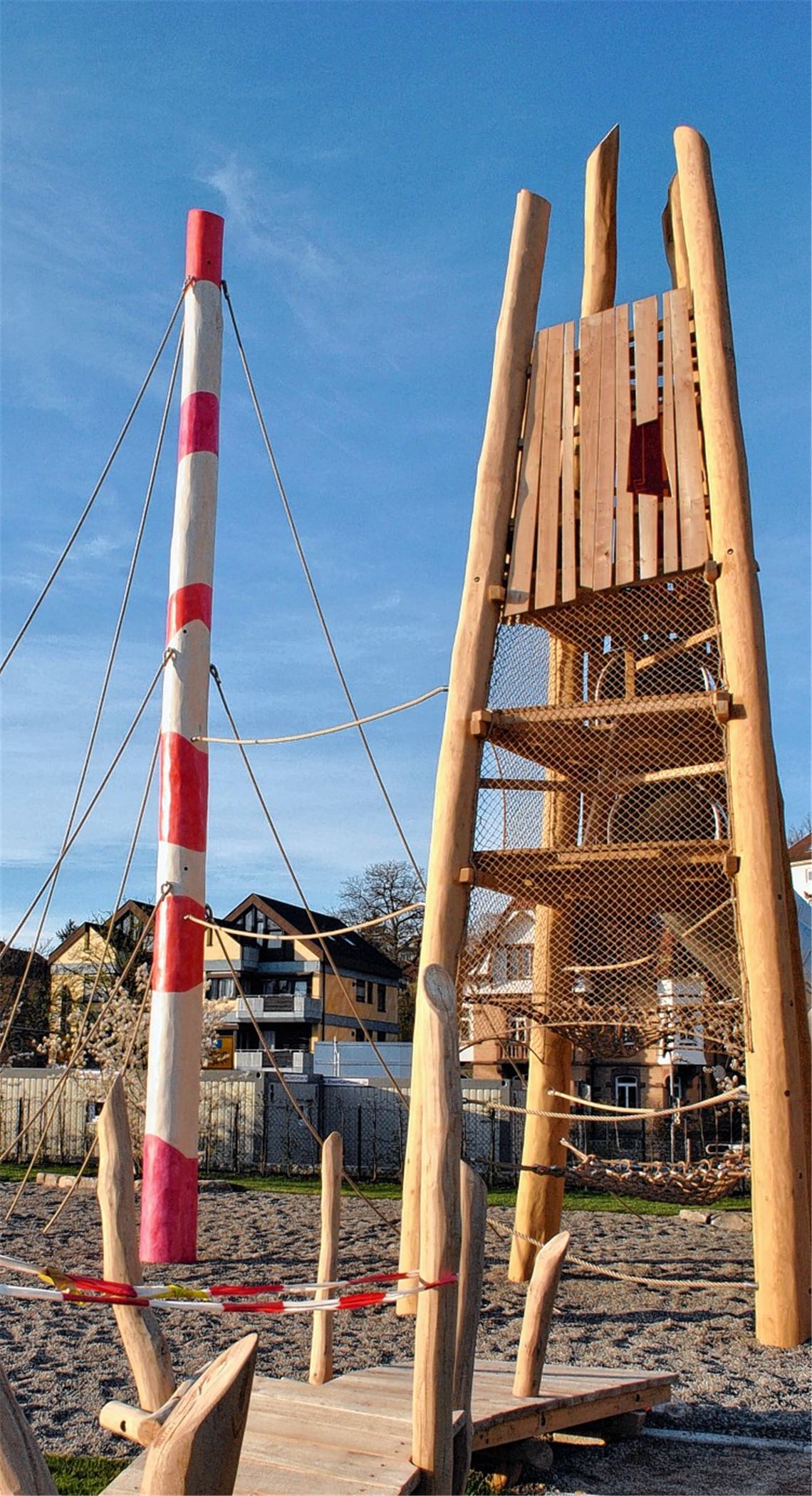 Der kleine Sender auf dem Spielplatz soll eine Spitze bekommen.