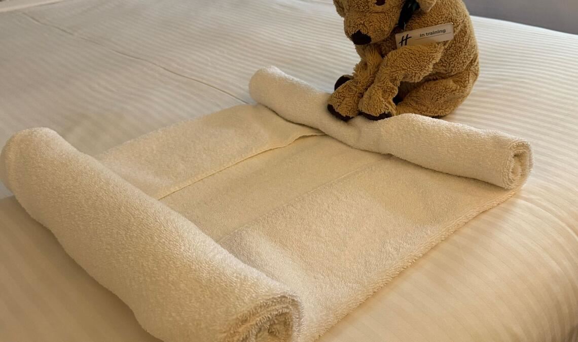 Der kleine Stoffhund Jack macht sich auch im Housekeeping nützlich, wie Hotelmitarbeiter in Posts zeigen.