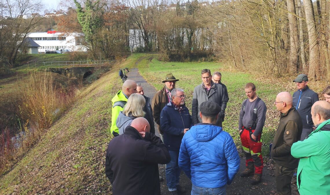 Der konstruktive Austausch über die Flussgestaltung der Enz findet neben dem „Schlupfgraben“ unweit des „Schrammel-Stegs“ statt. Foto: Schüller