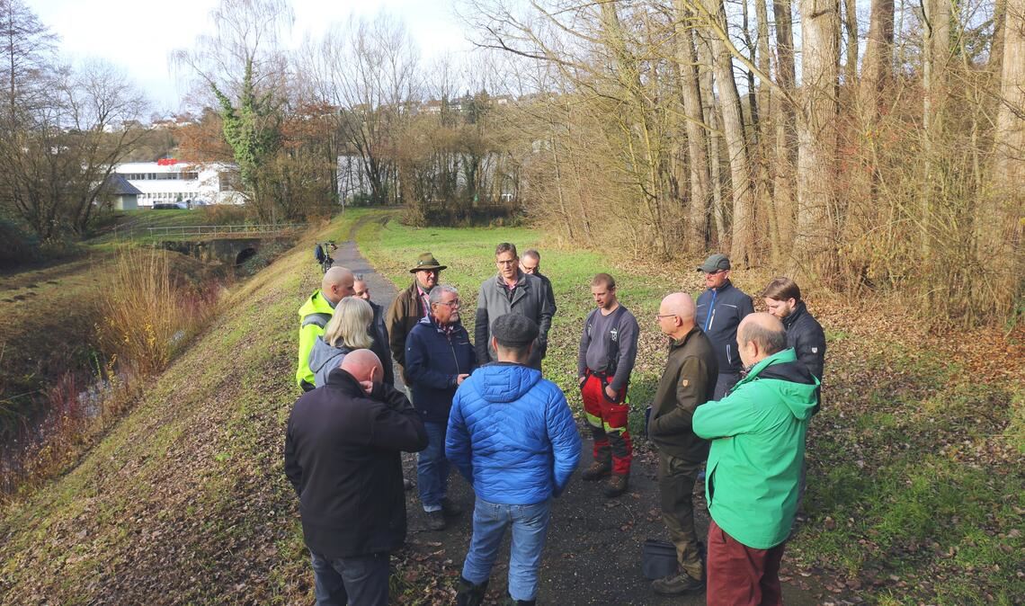 Der konstruktive Austausch über die Flussgestaltung der Enz findet neben dem „Schlupfgraben“ unweit des „Schrammel-Stegs“ statt. Foto: Schüller