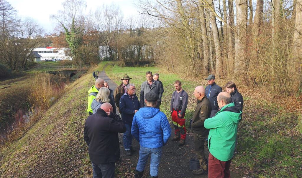 Der konstruktive Austausch über die Flussgestaltung der Enz findet neben dem „Schlupfgraben“ unweit des „Schrammel-Stegs“ statt. Foto: Schüller