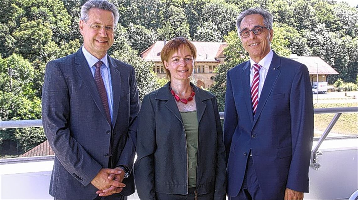Der langjährige Notariatsleiter Walter Strobel (re.) mit seiner Nachfolgerin Susanne Beller und Landgerichtspräsident Alexander Riedel.Foto: Sadler