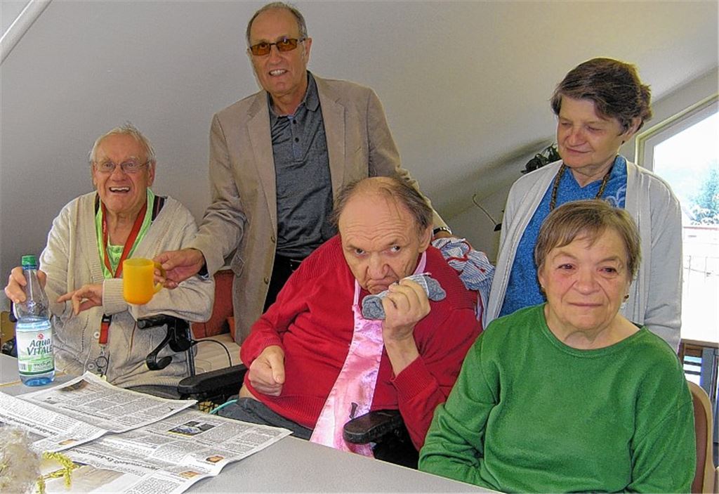 Der langjährige Vorsitzende der Lebenshilfe Vaihingen-Mühlacker, Fridolin Bernhart (2.v.li.), pflegt nach wie vor den direkten Kontakt zu den Menschen mit besonderen Bedürfnissen.