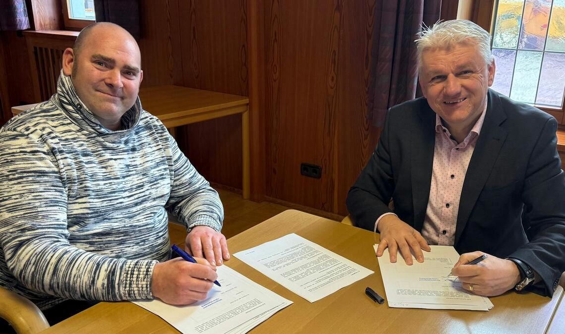 Der langjährige „Werschemer Lamm“-Wirt Thomas Hess (li.) verlässt Wiernsheim in Richtung Wurmberg. Dort will er die gemeindeeigene Gaststätte „Adler“ wiedereröffnen – sehr zur Freude von Bürgermeister Jörg-Michael Teply (re.). Foto: Gemeinde Wurmberg