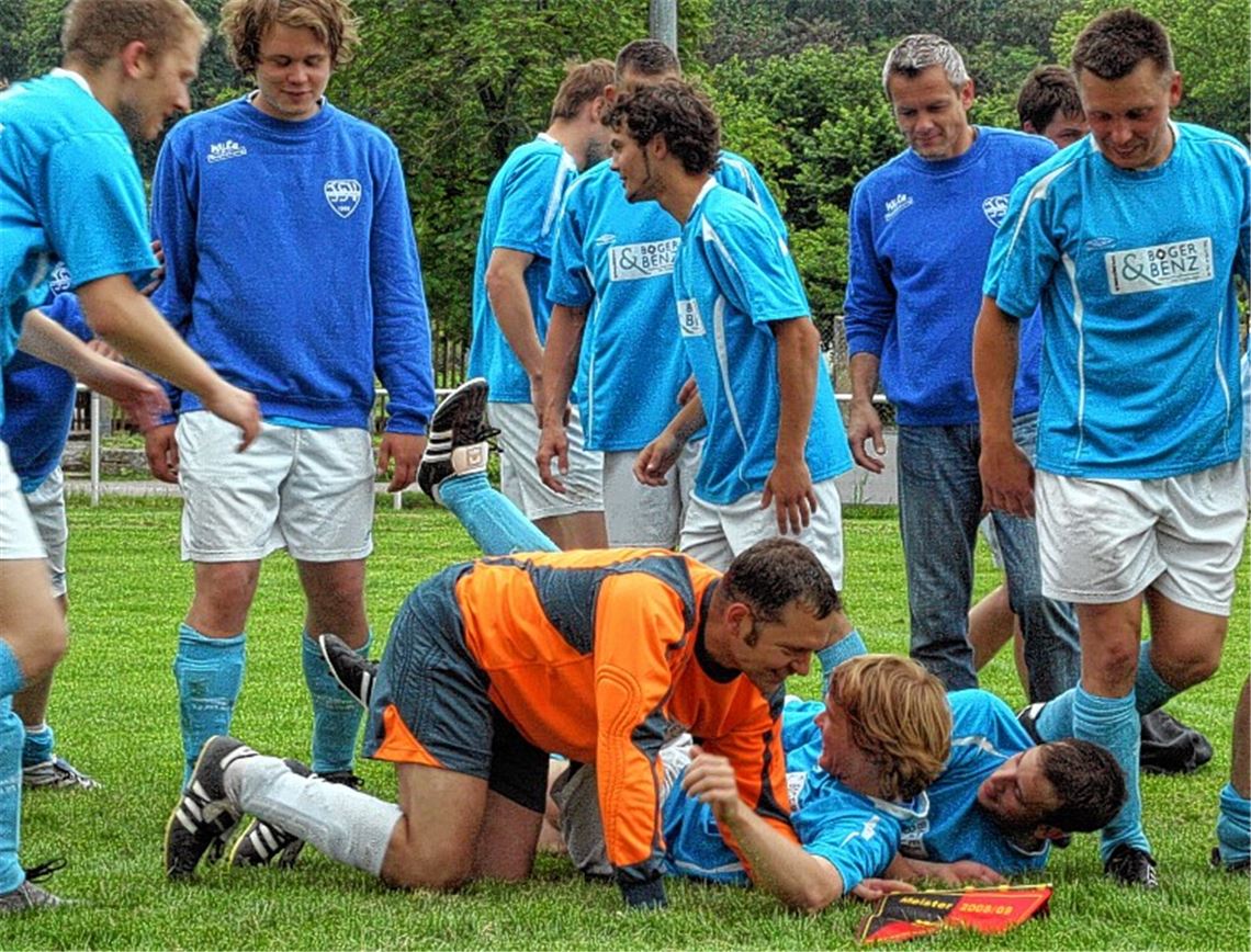 Der letzte Aufstieg Mühlhausens gelang 2009 unter Trainer Gerd Gerlacher (hinten in blauen Jeans), damals feierte man in der Kreisliga C5 ausgelassen die Meisterschaft. Nach drei Spielzeiten in der B-Liga musste der TSV vor einem Jahr wieder runter. Archivfoto: Eigner