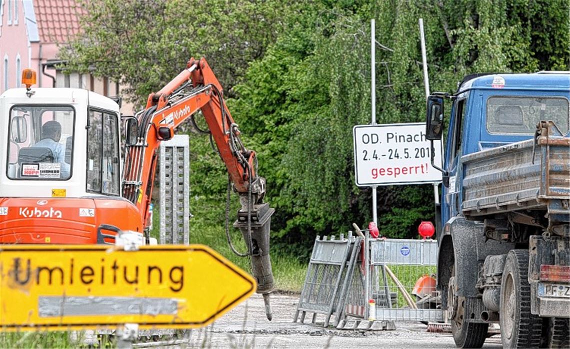 Der letzte Kanaldeckel wird eingepasst.