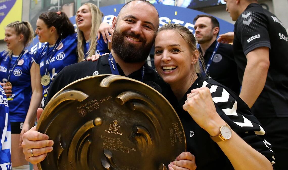 Der letzte große Titelgewinn von Allianz MTV Stuttgart: Im April 2024 feierten Trainer Konstantin Bitter und die damalige Sportchefin Kim Renkema gemeinsam mit der Meisterschale.