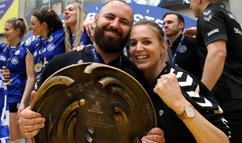 Der letzte große Titelgewinn von Allianz MTV Stuttgart: Im April 2024 feierten Trainer Konstantin Bitter und die damalige Sportchefin Kim Renkema gemeinsam mit der Meisterschale.