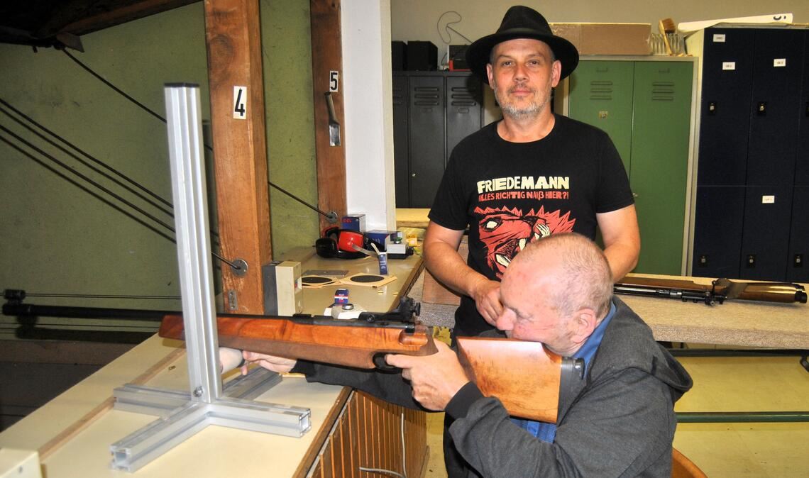 Der mit 87 Jahren älteste Teilnehmer Reiner Jost versuchte sich auch mit dem Kleinkaliber-Gewehr. Foto: Haller