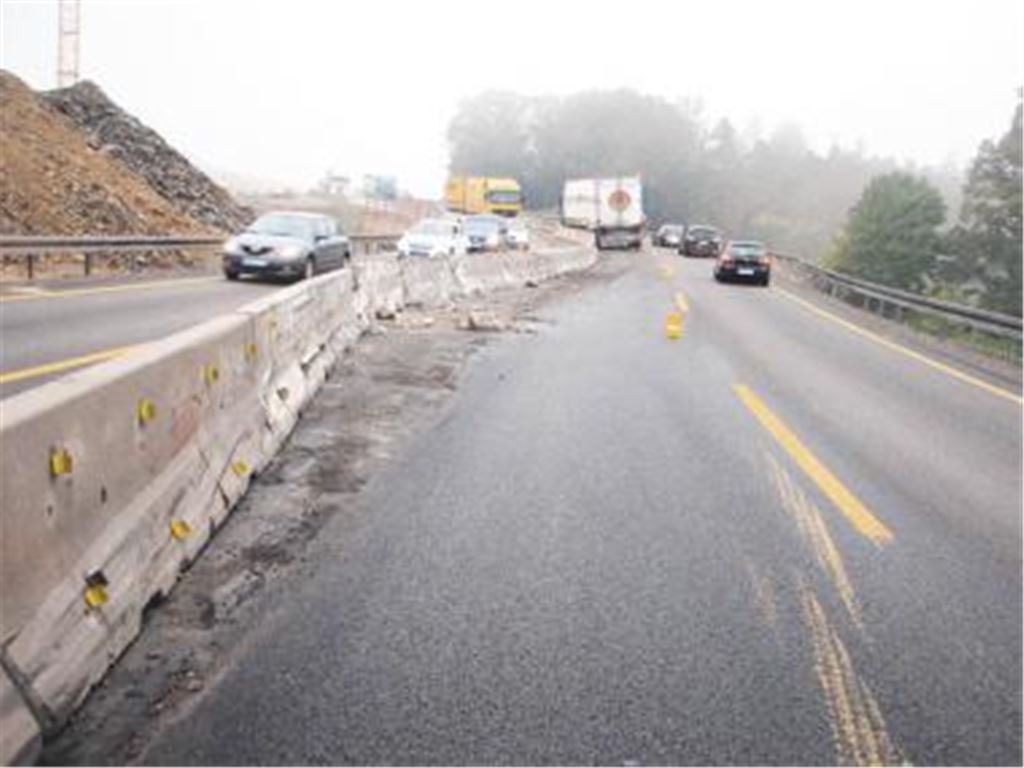 Der mit Früchten beladene Lastwagen verschiebt die Betonelemente im Baustellenbereich, ehe er etwa hundert Meter weiter zum Stehen kommt. Foto: privat