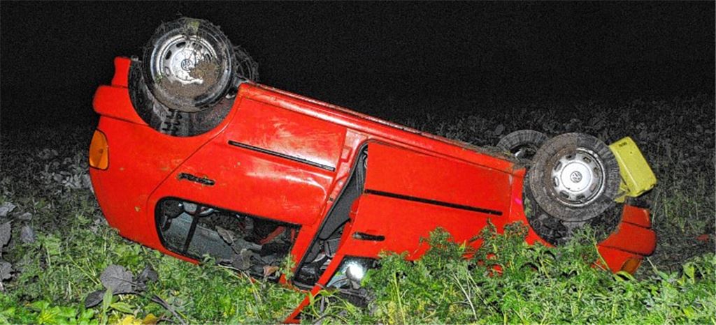 Auto überschlägt sich im Feld