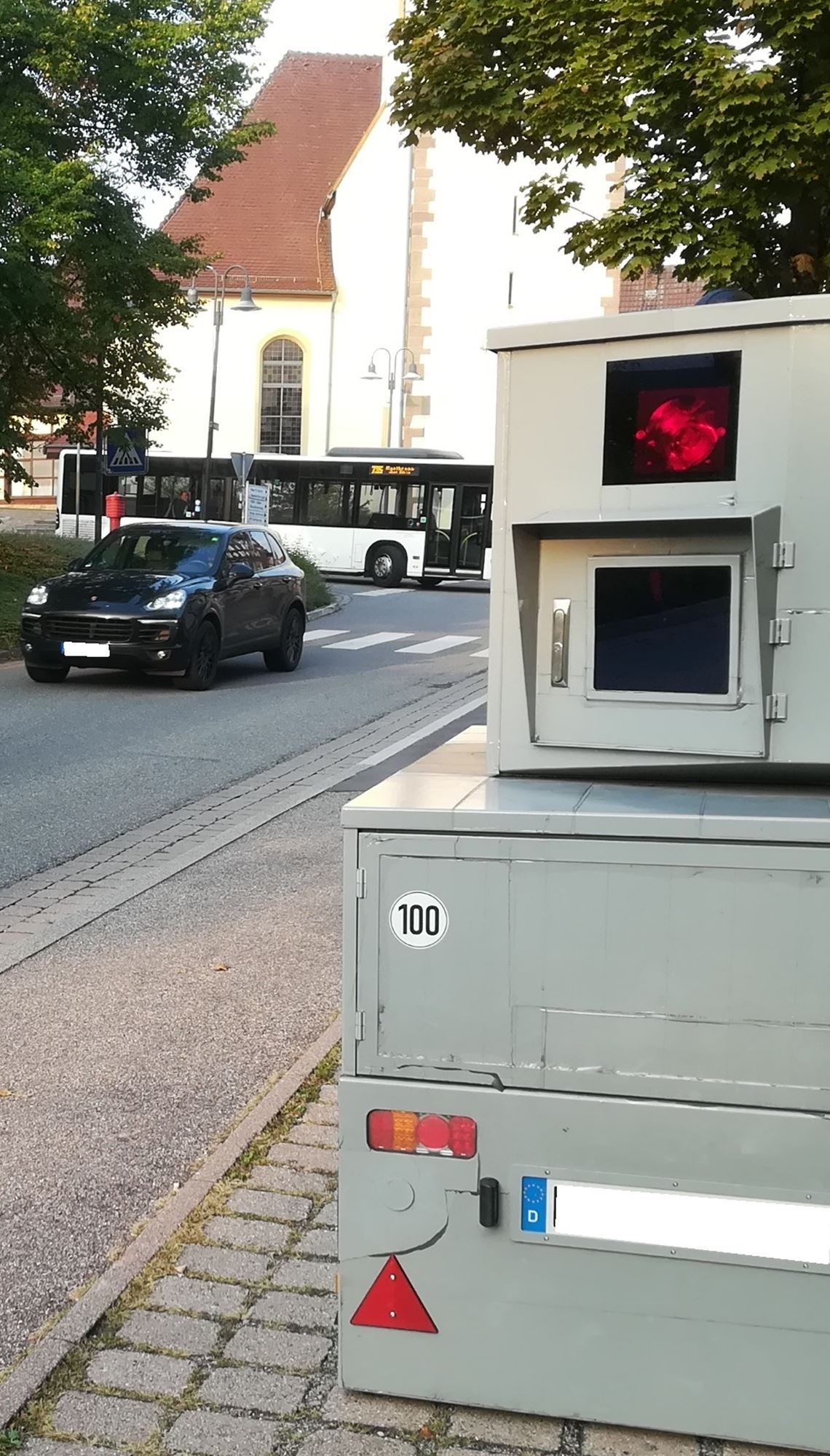 Der mobile Blitzer „Sonja“ – hier im Einsatz vor der Grundschule in Dürrn – ist ein Baustein im Verkehrsüberwachungskonzept des Enzkreises. Archivfoto: Enzkreis
