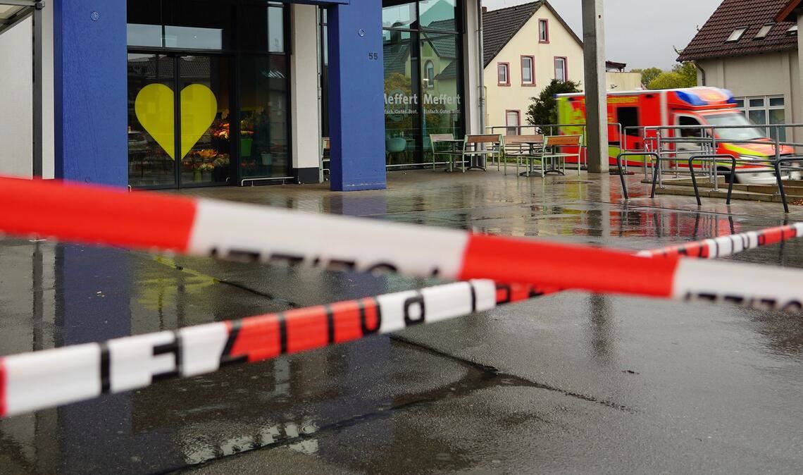Der mutmaßliche Angreifer soll die Tat in einem Supermarkt begangen haben. (Archivbild)
