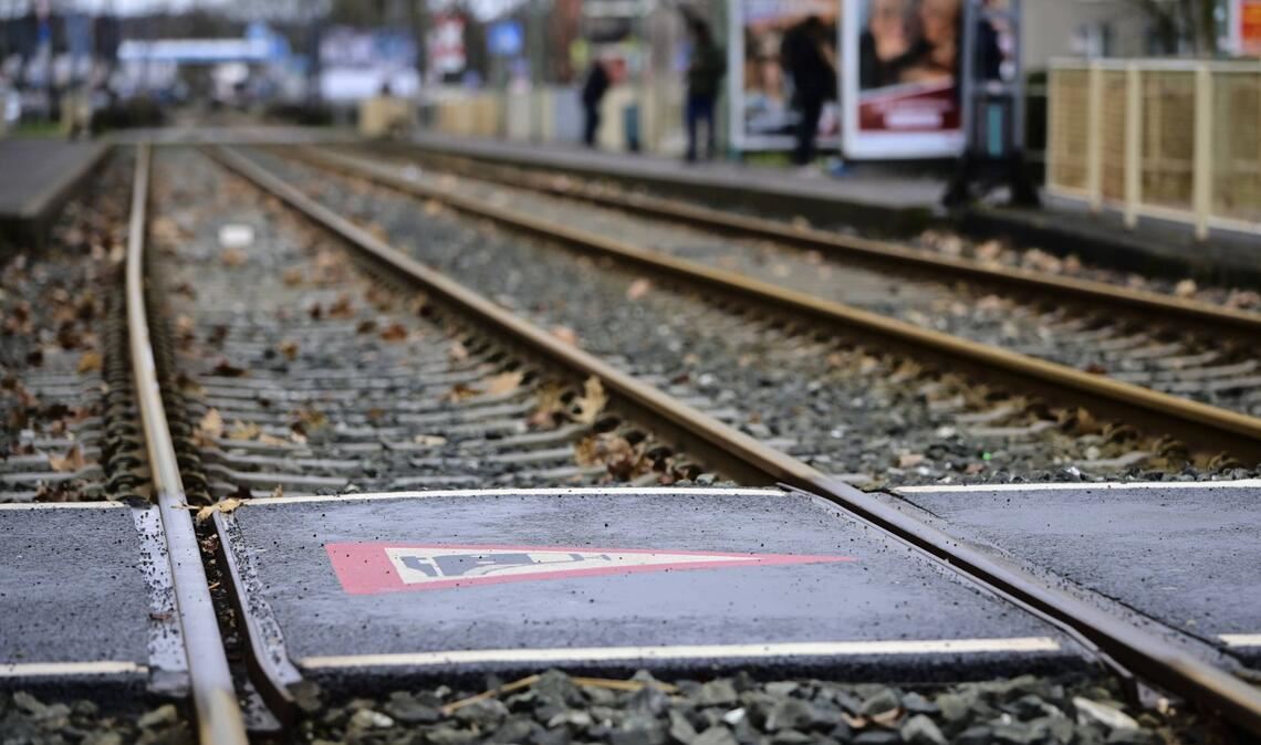 Der mutmaßliche Einbrecher wollte in einer Straßenbahn vor der Polizei entkommen – doch er rechnete nicht mit deren Fahrer. (Symbolbild)