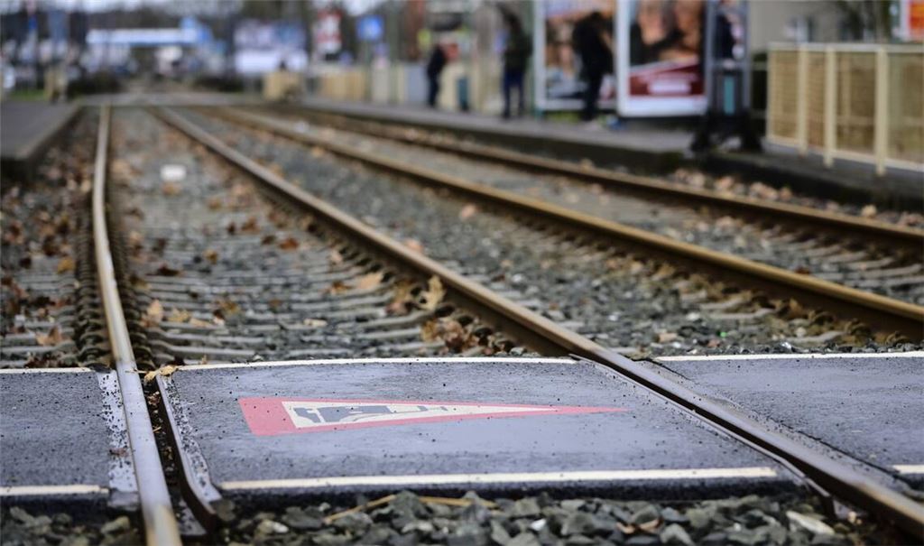 Der mutmaßliche Einbrecher wollte in einer Straßenbahn vor der Polizei entkommen – doch er rechnete nicht mit deren Fahrer. (Symbolbild)