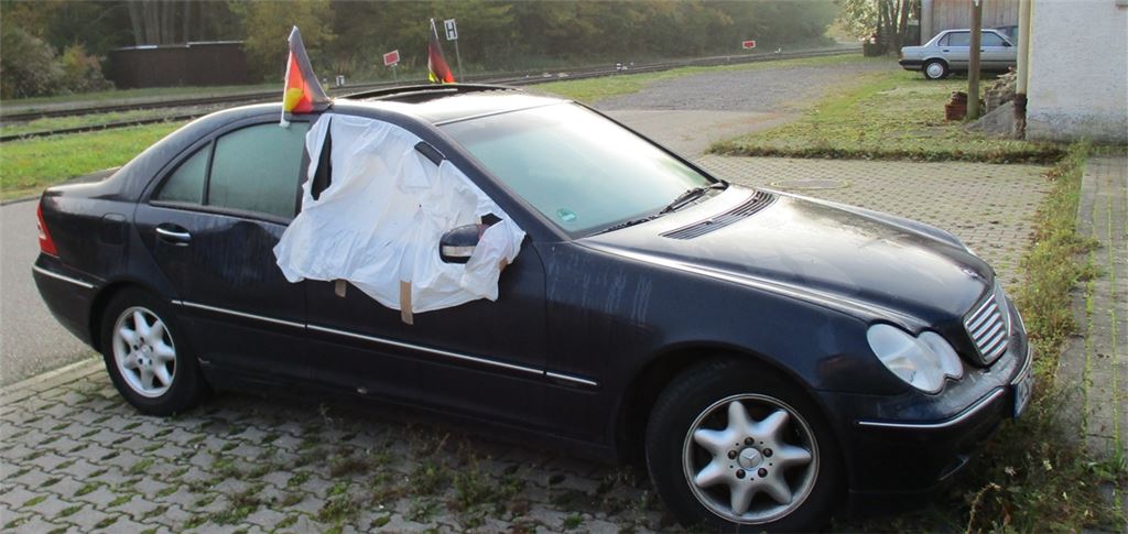 Der mysteriöse Mercedes erweist sich auf einer Parkfläche der DB beim Bahnhof Maulbronn West als äußerst standhaft. Foto: privat