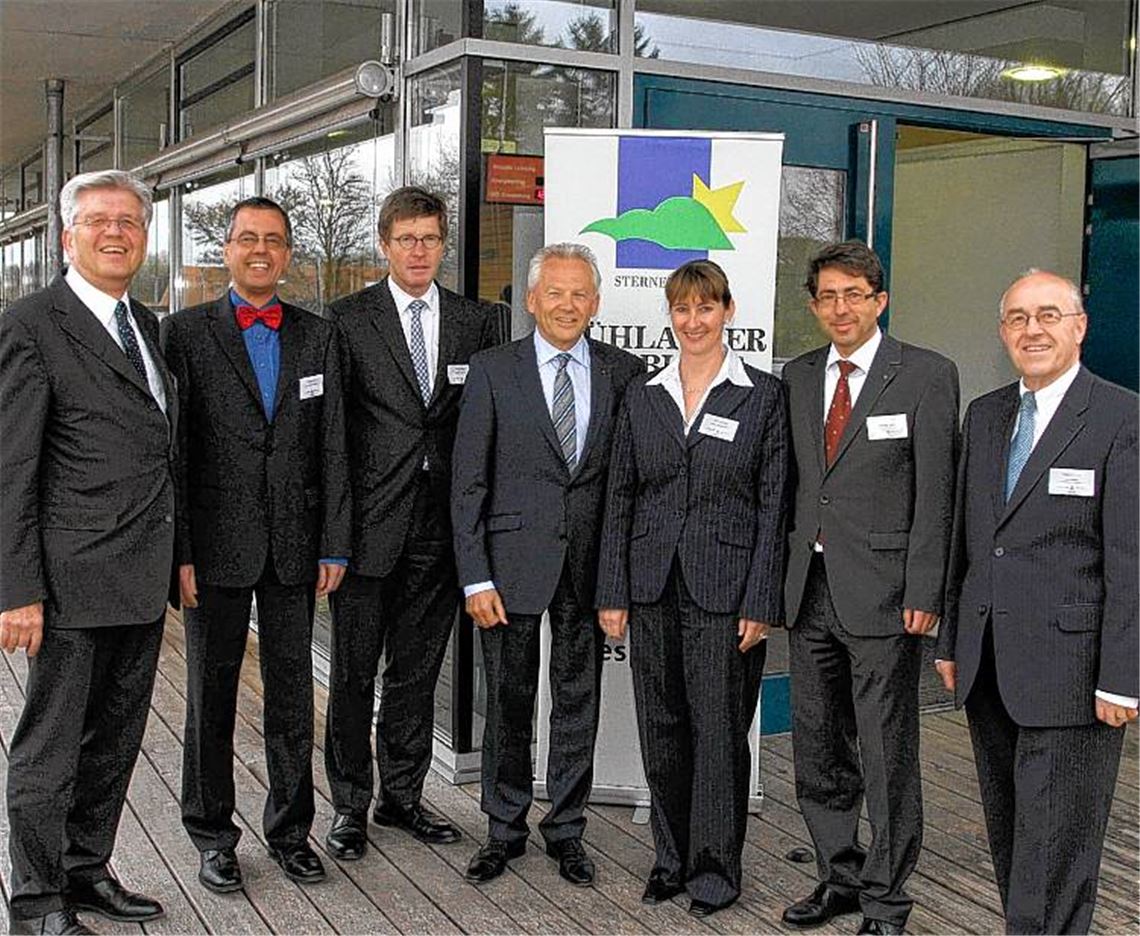 Der nächste prominente Gast in Diefenbach: Bei der 23. Auflage der „Sternenfelser Gespräche“ beeindruckt Bahnchef Dr. Rüdiger Grube mit klaren Zielvorgaben für die nächsten Jahre und Jahrzehnte. Begrüßt wird er vor der Gießbachhalle von den Initiatoren der Vortragsreihe (v. re.) Alt-Bürgermeister Helmut Wagner, Hans-Ulrich Wetzel vom Mühlacker Tagblatt und Bürgermeisterin Sigrid Hornauer. Zu den Gästen des Abends gehören außerdem Enzkreis-Vize Wolfgang Herz (2.v.li.), der Konzernbevollmächtigte der Bahn, Eckart Fricke (3. v. li.), und Grubes Duzfreund, IHK-Ehrenpräsident Till Casper (li.).