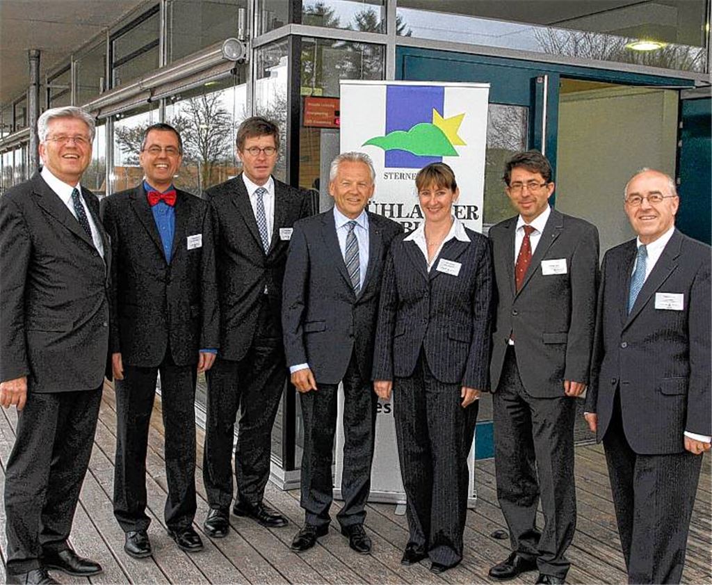 Der nächste prominente Gast in Diefenbach: Bei der 23. Auflage der „Sternenfelser Gespräche“ beeindruckt Bahnchef Dr. Rüdiger Grube mit klaren Zielvorgaben für die nächsten Jahre und Jahrzehnte. Begrüßt wird er vor der Gießbachhalle von den Initiatoren der Vortragsreihe (v. re.) Alt-Bürgermeister Helmut Wagner, Hans-Ulrich Wetzel vom Mühlacker Tagblatt und Bürgermeisterin Sigrid Hornauer. Zu den Gästen des Abends gehören außerdem Enzkreis-Vize Wolfgang Herz (2.v.li.), der Konzernbevollmächtigte der Bahn, Eckart Fricke (3. v. li.), und Grubes Duzfreund, IHK-Ehrenpräsident Till Casper (li.).