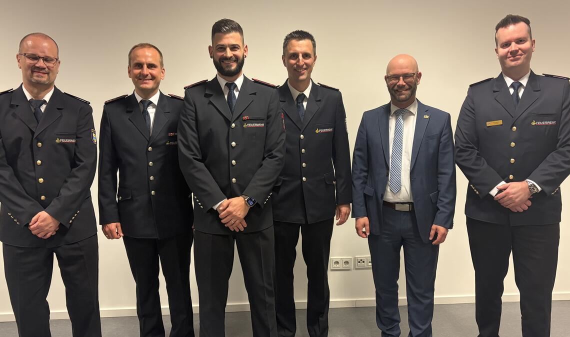 Der neu gewählte Kommandant Patrick Glasstetter (3.v.li.), zusammen mit seinem Stellvertreter Timo Haller (2.v.li.), dem scheidenden Kommandanten Markus Dietz (3.v.re.), Kreisbrandmeister Carsten Sorg (li.), Knittlingens Bürgermeister Alexander Kozel (2.v.re.) und dem Verbandsvorsitzenden Kevin Rössle (re.). Foto: privat