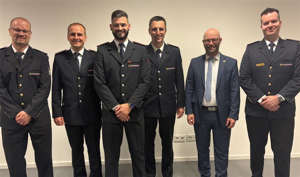 Der neu gewählte Kommandant Patrick Glasstetter (3.v.li.), zusammen mit seinem Stellvertreter Timo Haller (2.v.li.), dem scheidenden Kommandanten Markus Dietz (3.v.re.), Kreisbrandmeister Carsten Sorg (li.), Knittlingens Bürgermeister Alexander Kozel (2.v.re.) und dem Verbandsvorsitzenden Kevin Rössle (re.). Foto: privat