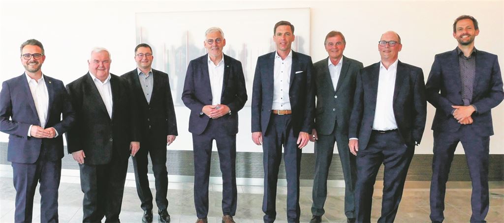 Der neu gewählte Sven Eisele (4. v. re.) mit (v. li.) Pforzheims OB Peter Boch, dem stellvertretenden Vorstandsvorsitzenden und designiertem Sparkassenchef Hans Neuweiler, dem Vorstandsmitglied Dr. Georg Stickel, dem Verwaltungsratsvorsitzenden Landrat Helmut Riegger, dem ausscheidenden Vorstandsmitglied Sieghardt Bucher, dem Vorstandschef Stephan Scholl und Enzkreis-Landrat Bastian Rosenau. Foto: Sparkasse Pforzheim Calw