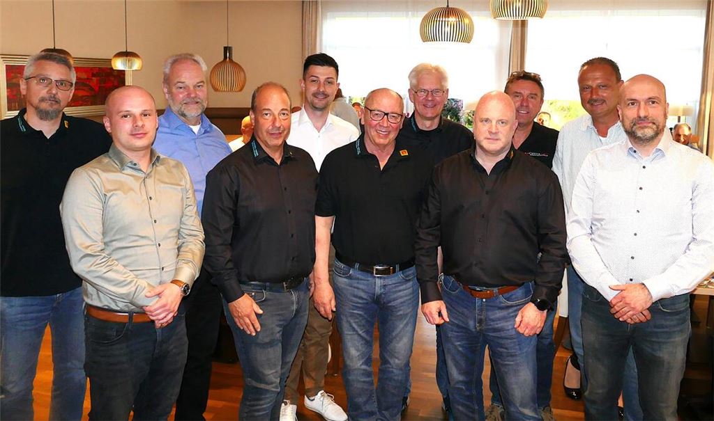 Der neu gewählte Vorstand der Elektroinnung Pforzheim-Enzkreis mit Obermeister Andreas Kling (4.v.li.) an der Spitze, bei der Hauptversammlung in Niefern. Foto: Peche