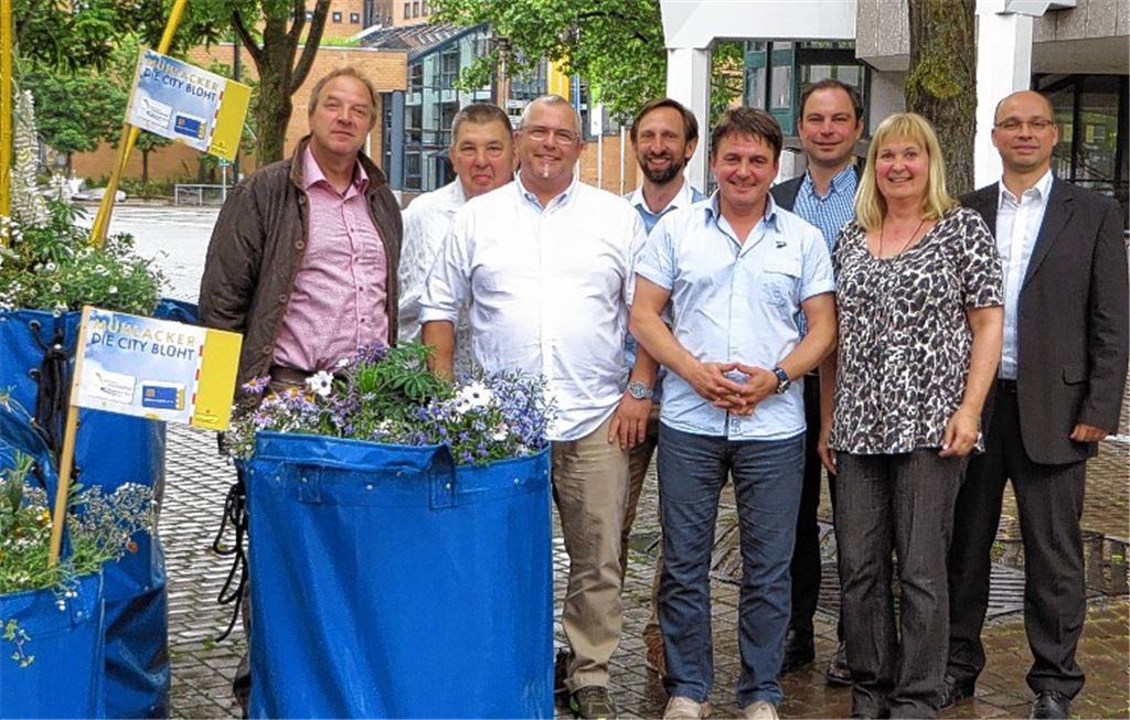 Der neu gewählte Vorstand des Gewerbe-, Handels- und Verkehrsvereins (v. li.): Martin Rudolf, Heinz Frommherz, Hans-Dieter Slobodkin, Julian Wolf, Ralf Grieser, Jochen Sämann, Elke Kaufmann und Marcus Bischoff. Foto: privat