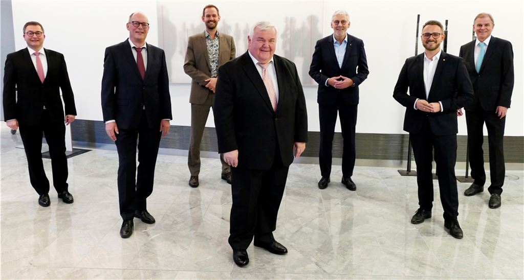 Der neu gewählte Vorstandsvorsitzende der Sparkasse, Hans Neuweiler (Mitte), mit (v. li.) Vorstandsmitglied Dr. Georg Stickel, Vorstandsvorsitzender Stephan Scholl, den Landräten Bastian Rosenau und Helmut Riegger, OB Peter Boch sowie Vorstandsmitglied Sieghardt Bucher Foto: Sparkasse