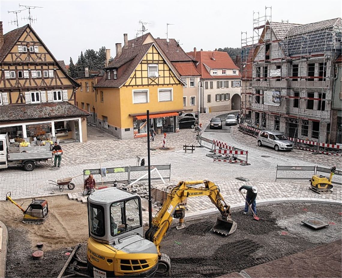 Der neue Bischof-Wurm-Platz gewinnt an Konturen. Rechts oben: Der Treppenaufgang zur Kirche ist ein Blickfang. Unten: Stadtrat Rolf Leo (re.) erläutert einem Bürger die Umgestaltung. Fotos: Sadler